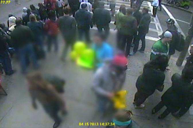 Gli attentatori della maratona di Boston sono due fratelli ceceni,Tamerlan e Dzokhar Tsarnaev. Il primo (a destra nella foto con il cappellino scuro)  stato ucciso dalla polizia, il secondo  ricercato con una caccia all?uomo che ha letteralmente svuotato le strade di Boston. Ecco la sequenza  rilasciata dall?Fbi, in cui si vedono i due fratelli avvicinarsi al luogo degli attentati...